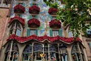 Admirar las rosas de la fachada de la Casa Batlló
