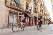 Descubre Barcelona sobre ruedas durante un paseo en bicicleta