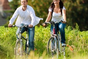 Dar un paseo en bicicleta con tu pareja
