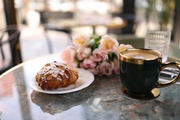 Tomar un café entre flores y plantas